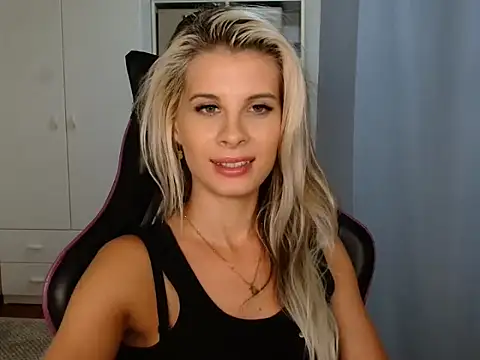 KristineGlow live cam on StripChat