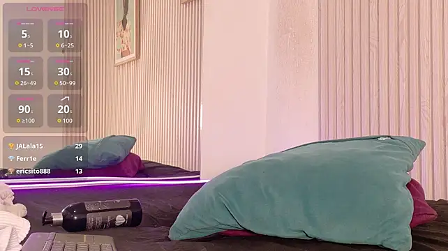 MiaJanss live cam on StripChat