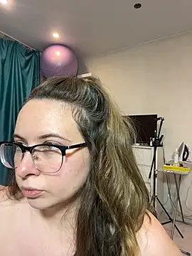 DienkaGreen live cam on StripChat
