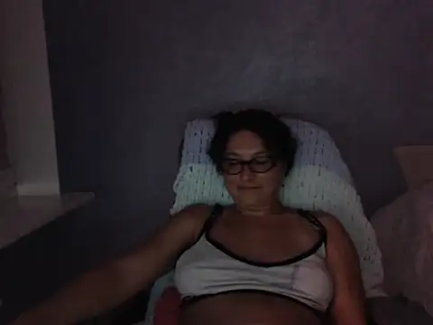 LuckyLisa23 live cam on StripChat
