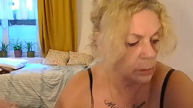 belgianshantie (F mature) - sucking dildo