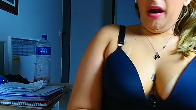 BumbumGigante live cam on StripChat