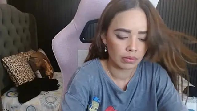 naomis_36 live cam on StripChat