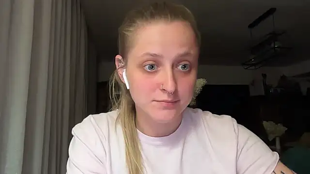 LeaWetGirl live cam on StripChat