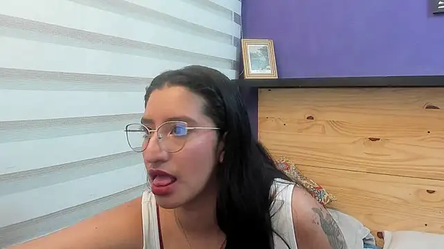 sarahy_evans live cam on StripChat