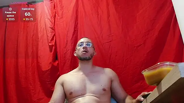 MarcusMilarc live cam on StripChat