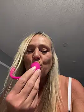 Blondnboujee53