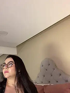 AlmaraRouge live cam on StripChat
