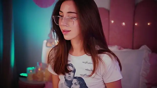 elsayoung (F young) - play with nipples under top 🍒