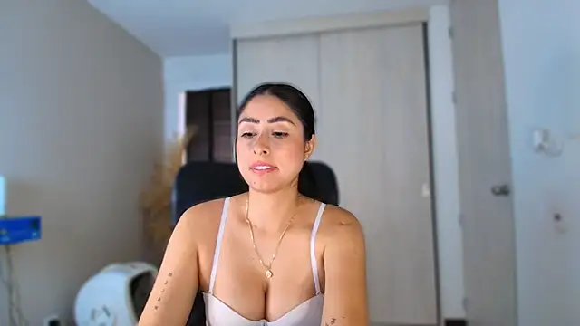 auroracaruso11 live cam on StripChat
