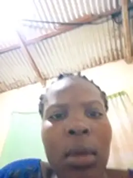 pretty-zuri live cam on StripChat