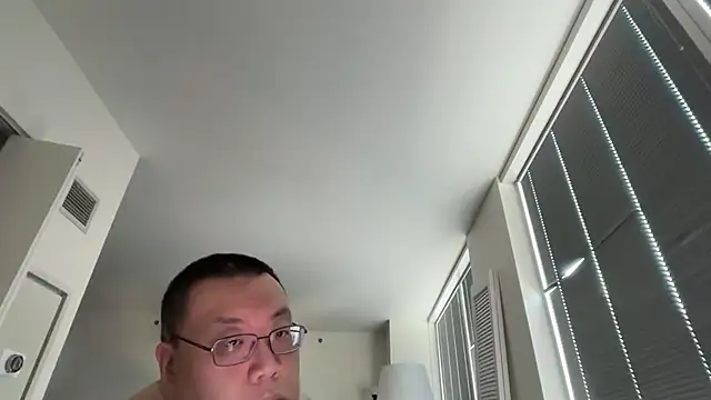 happynewyear111222 live cam on StripChat
