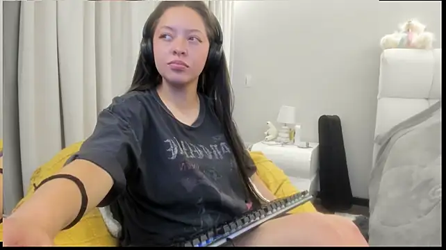 clara_belle (F young) - Show boobs+bounce boobs