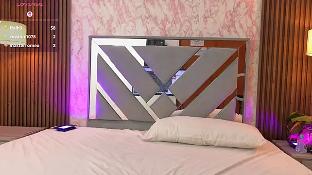 Littlee_Noemi live cam on StripChat
