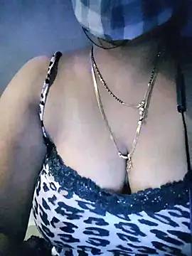 Kiara033 live cam on StripChat