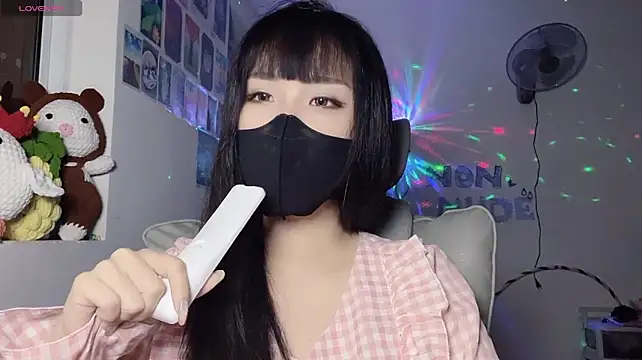 Tieu-May live cam on StripChat