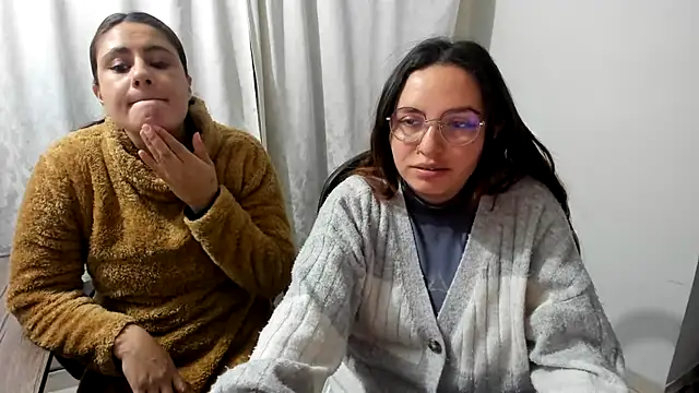 _girls_on_fire_ live cam on StripChat