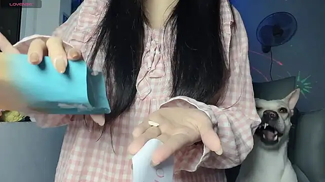 Tieu-May live cam on StripChat