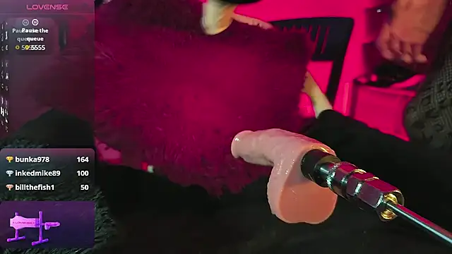 SEXYTRAV18 live cam on StripChat