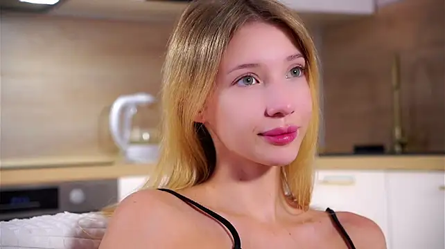 SunnivaCovil live cam on StripChat