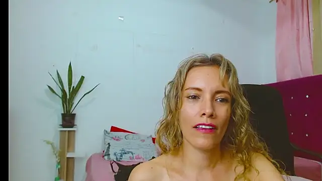 chantalsemenova1 live cam on StripChat