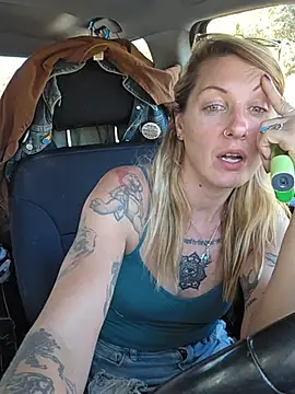 SheIsSomething webcam