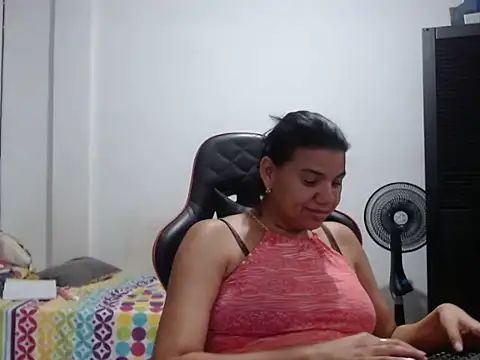 Adriana_0312 live cam on StripChat