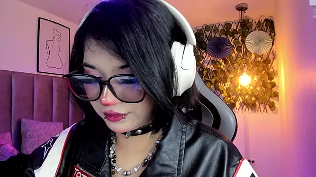Kitty_Gang live cam on StripChat