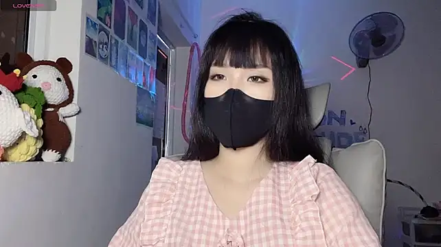Tieu-May live cam on StripChat
