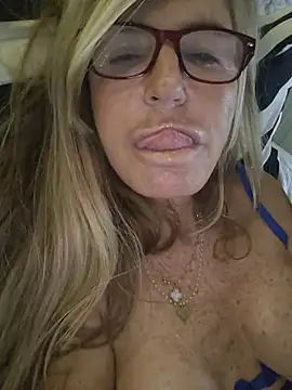 Marianne10 live cam on StripChat