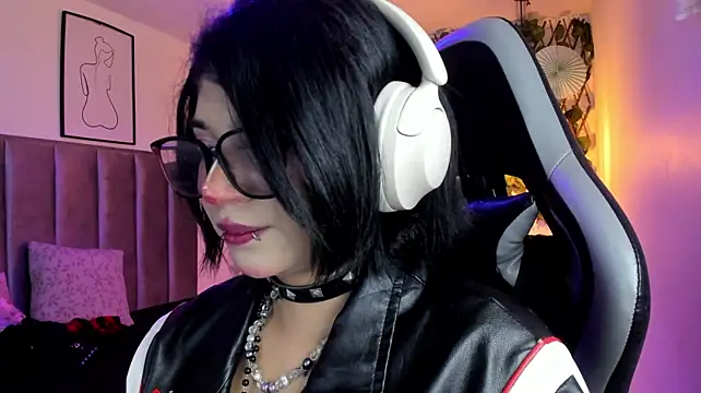 Kitty_Gang live cam on StripChat