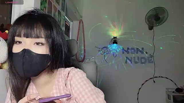 Tieu-May live cam model