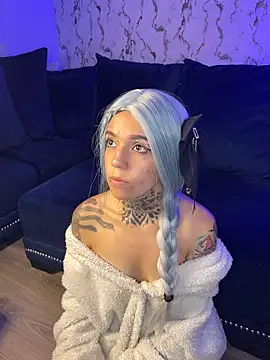 Lunai_gh live cam on StripChat