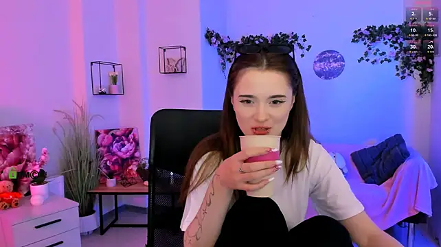 liana_kisses live cam on StripChat
