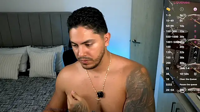 owen-pierces live cam on StripChat