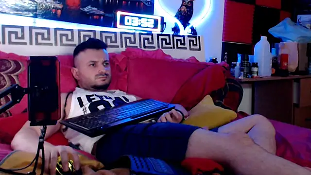 Hugec0ck007 live cam on StripChat