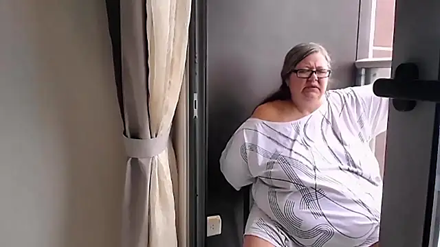sex2 (F mature) - squirt into a glass, pour on the body
