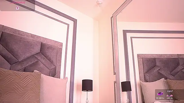 MiaKay1 live webcam