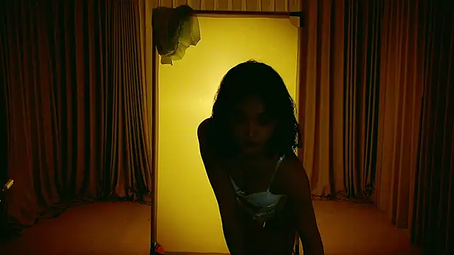 MiNi-U live cam on StripChat