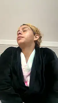 Sarabubbie live sex cam