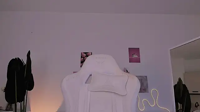LittlePeach007 live cam on StripChat