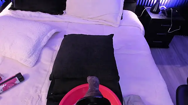 MiiaaMoonroee live cam on StripChat