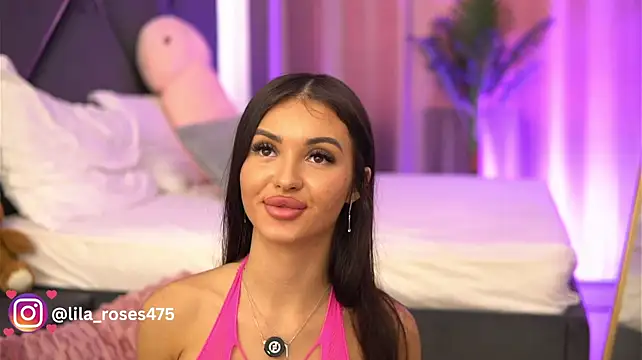 LilaRoses live cam on StripChat