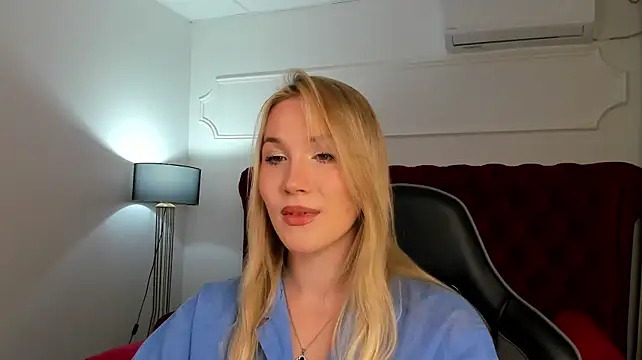 ElaraVoltage live cam on StripChat