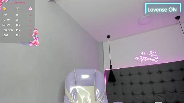 scarletcherry18 live cam on StripChat