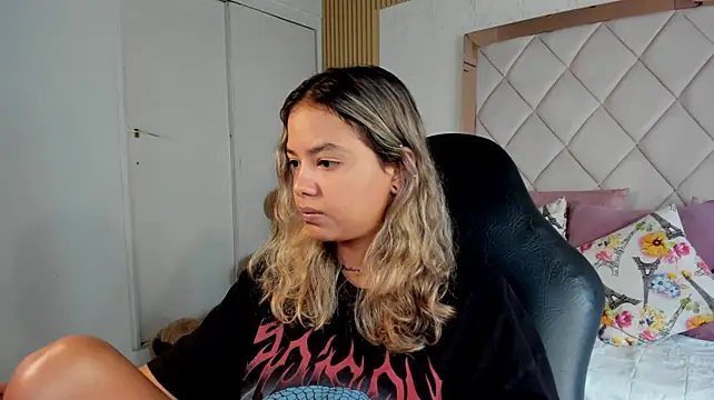 dulce_lyraa1 live cam on StripChat