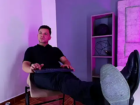 Hey_Noaah live cam on StripChat