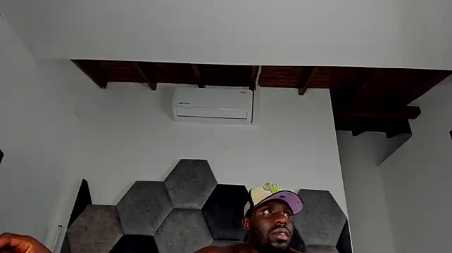 Latrellx7 live cam on StripChat