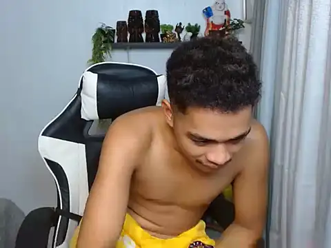 curlyasian_njxx