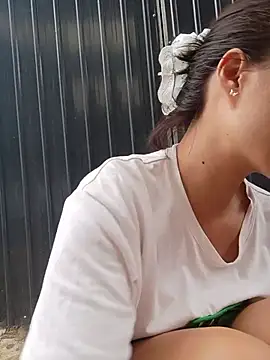 Linda-yiyi live cam on StripChat